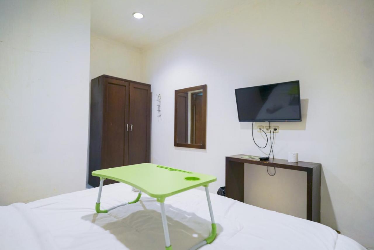 Urbanview Hotel Bes Mangga Besar By Reddoorz Jakarta Exterior photo