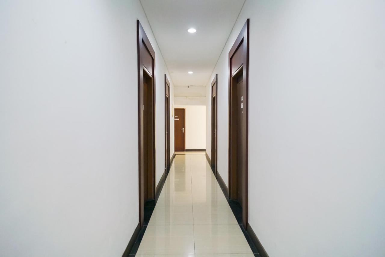 Urbanview Hotel Bes Mangga Besar By Reddoorz Jakarta Exterior photo