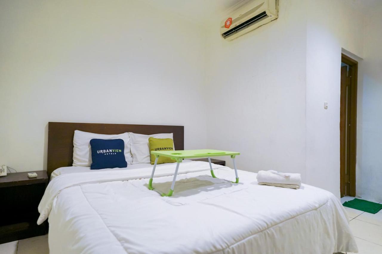 Urbanview Hotel Bes Mangga Besar By Reddoorz Jakarta Exterior photo