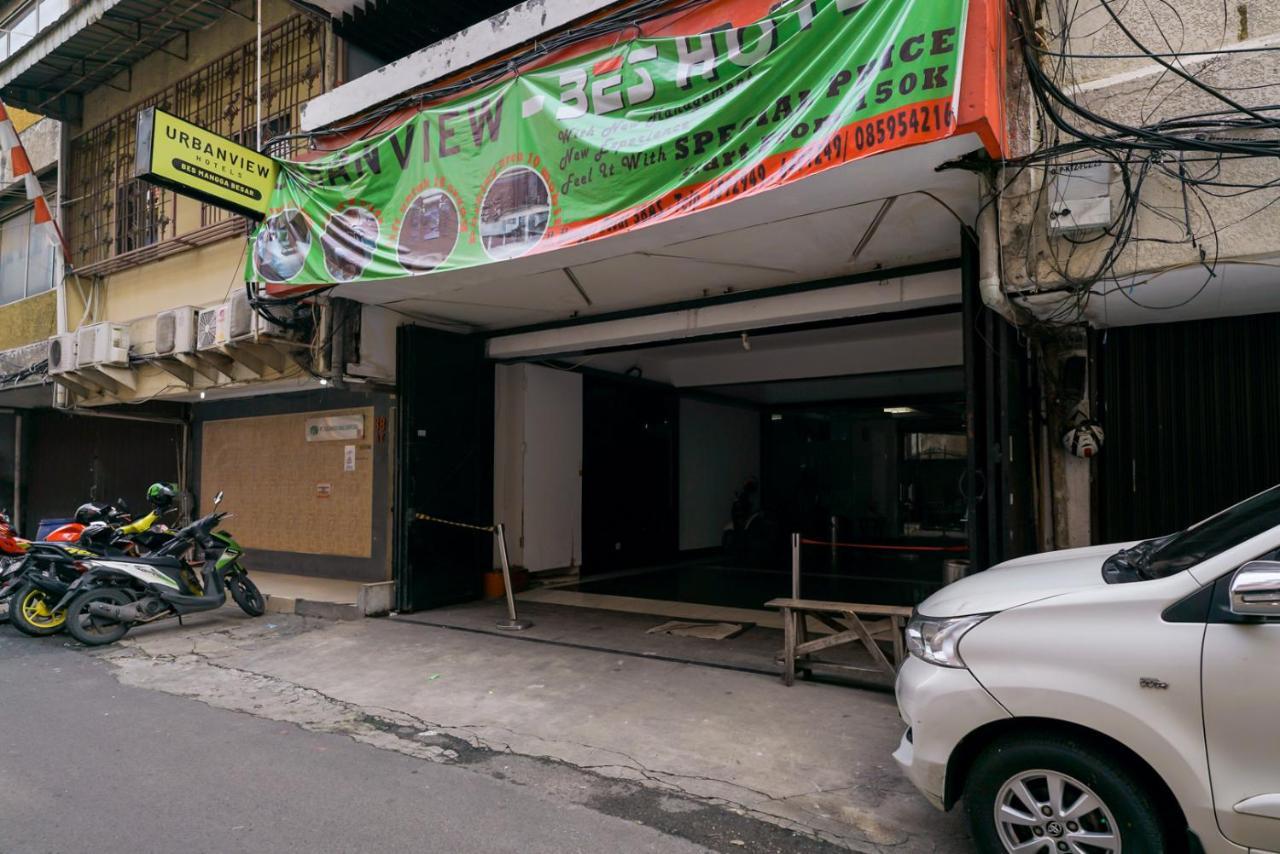 Urbanview Hotel Bes Mangga Besar By Reddoorz Jakarta Exterior photo