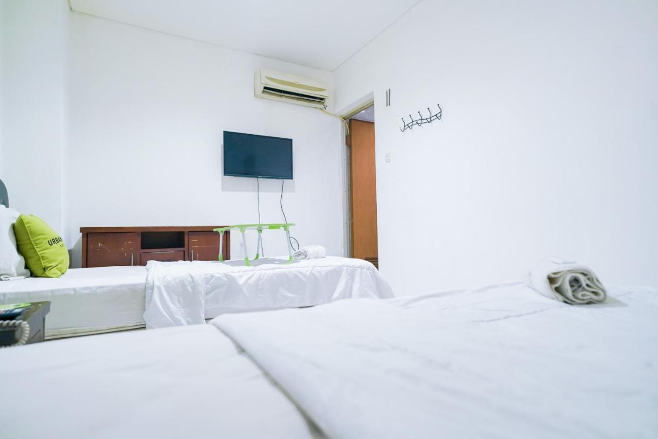 Urbanview Hotel Bes Mangga Besar By Reddoorz Jakarta Exterior photo