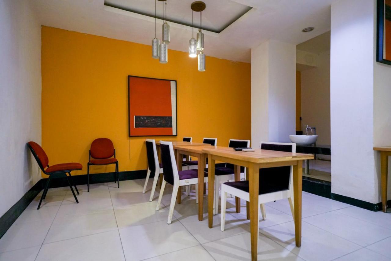 Urbanview Hotel Bes Mangga Besar By Reddoorz Jakarta Exterior photo