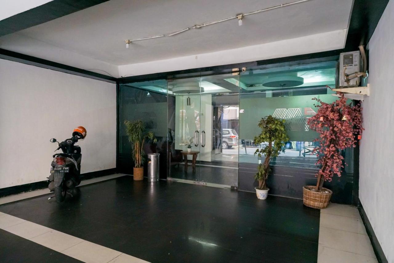 Urbanview Hotel Bes Mangga Besar By Reddoorz Jakarta Exterior photo