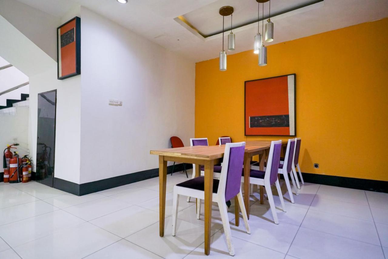 Urbanview Hotel Bes Mangga Besar By Reddoorz Jakarta Exterior photo