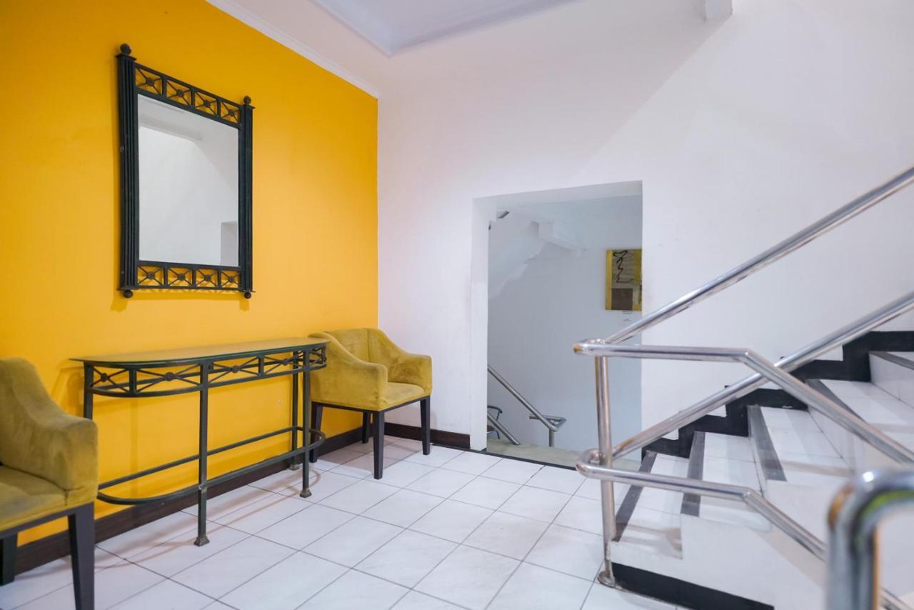 Urbanview Hotel Bes Mangga Besar By Reddoorz Jakarta Exterior photo