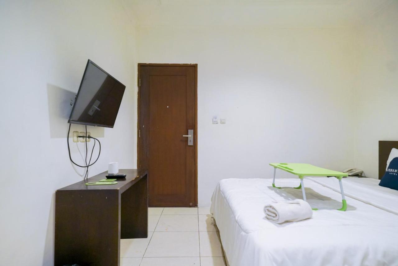 Urbanview Hotel Bes Mangga Besar By Reddoorz Jakarta Exterior photo